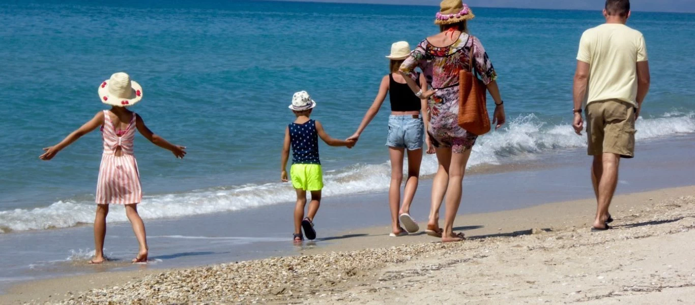 «Τουρισμός για Όλους»: Δείτε μέχρι πότε παρατείνονται τα voucher για δωρεάν διακοπές